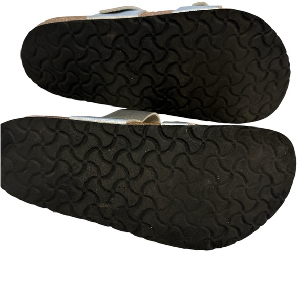 Woman’s size 38 silver Birkenstock sandals 🩴 - Picture 5 of 7